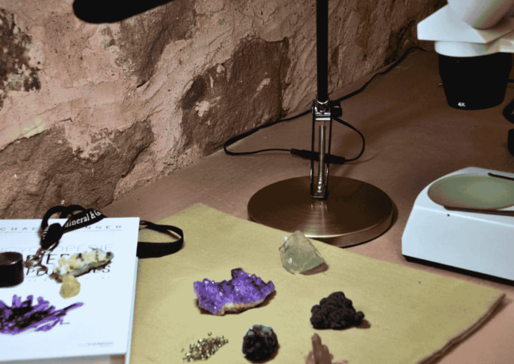 Chez Racines Minérales, boutique de minéraux proche de Saint dié des vosges, vous pourrez trouver une expertise gemmologique, les outils et les connaissances pour expertiser les minéraux et les gemmes.