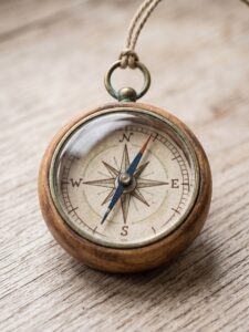 une boussole ancienne, symbolisant la pratique supervisée de l'hypnose